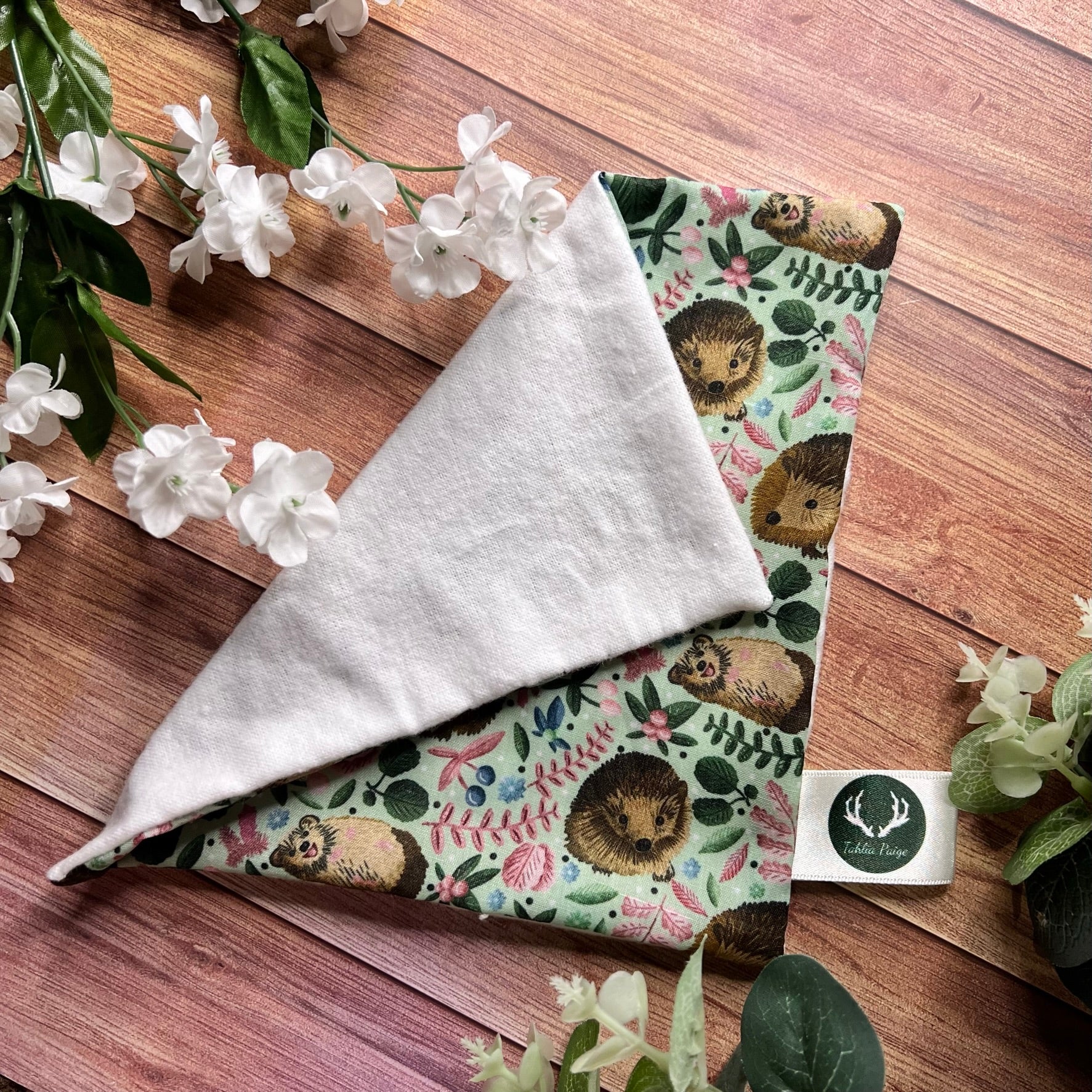 Adorable hedgehog-themed face cloth, ideal for eco-conscious individuals as an eco-friendly gift.